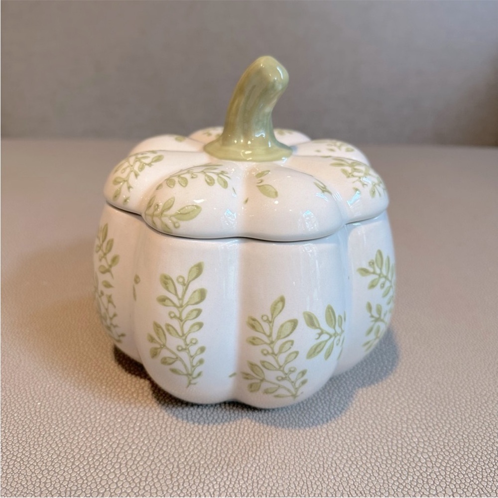 Charming Ceramic Pumpkin Candle Green Leaf design Brand New Pumpkin Pecan Scent - Picture 2 of 2